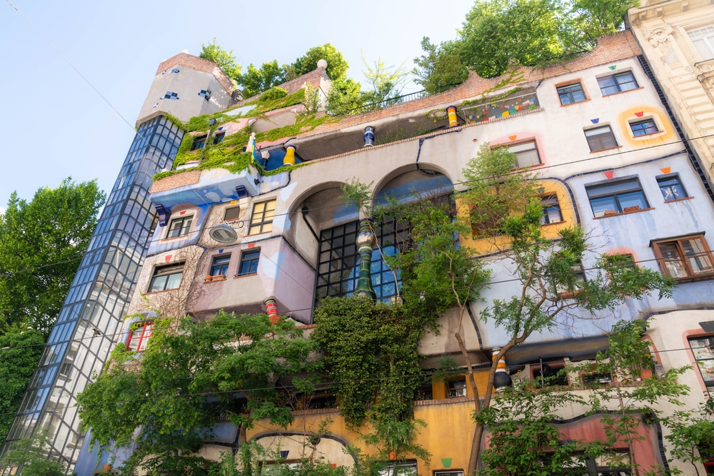 La facciata colorata della Hundertwasserhaus a Vienna