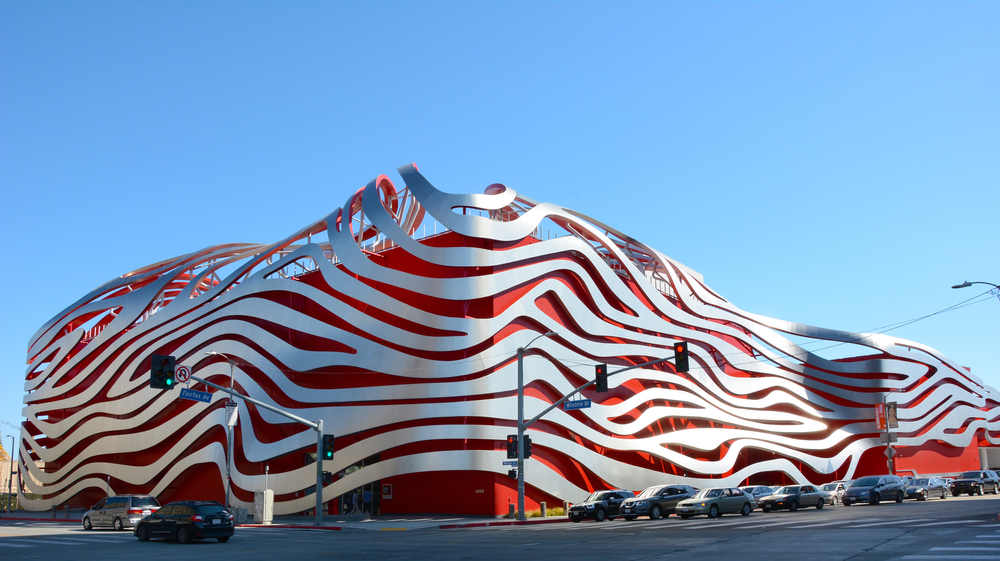 La facciata del Petersen Automotive Museum su Wilshire Boulevard