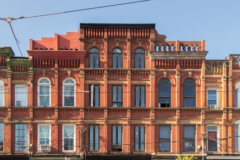 Facciata di un edificio d'epoca su Queen Street West a Toronto