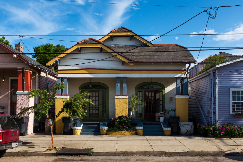 Facciata di una colorata casa tradizionale a Marigny, New Orleans