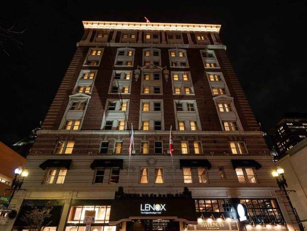 Facciata illuminata e ingresso di The Lenox Hotel a Boston di notte