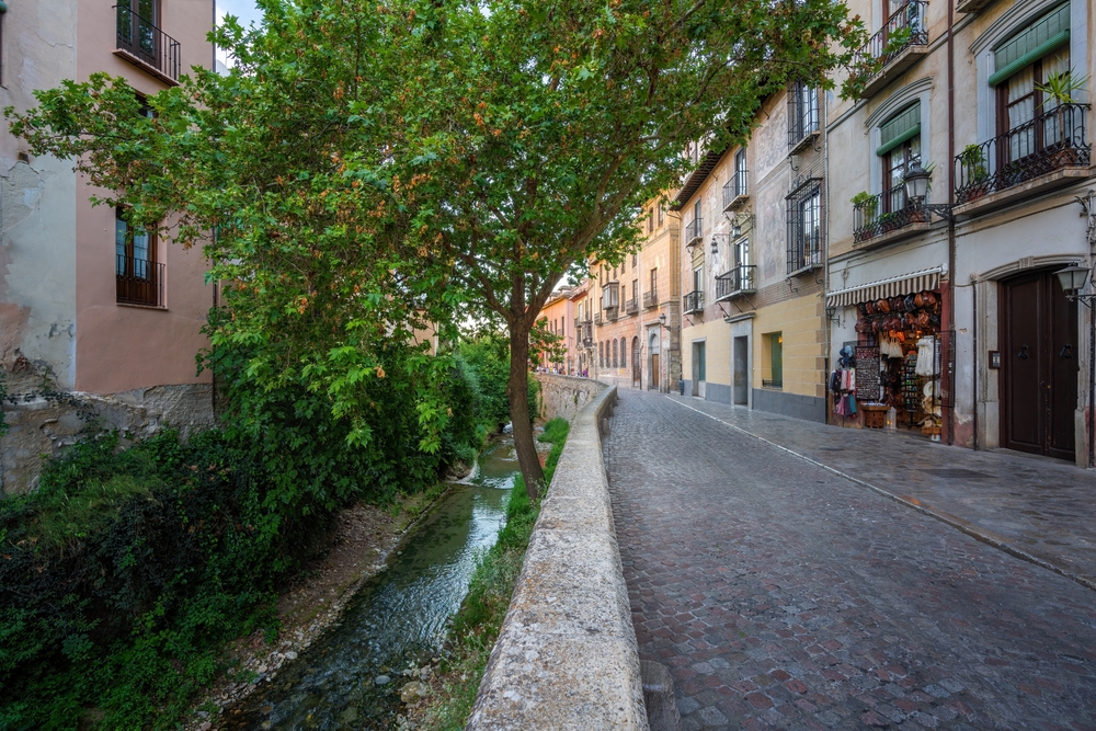 La famosa via Carrera del Darro lungo il fiume Darro a Granada