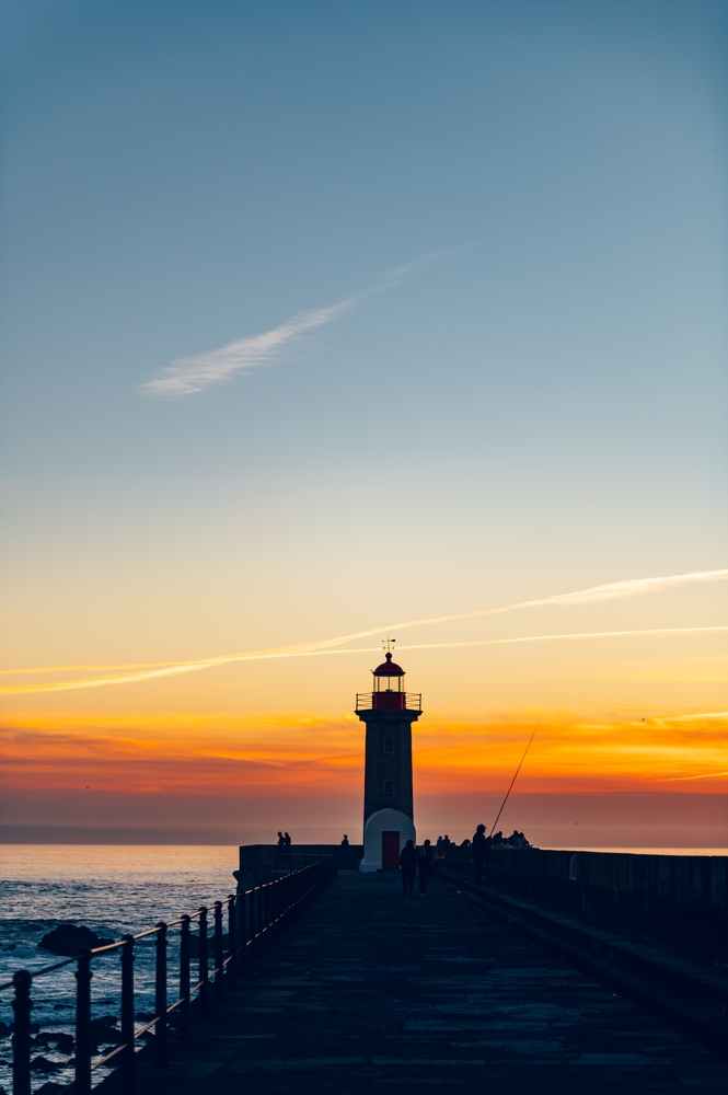 Il faro Farolim de Felgueiras a Foz do Douro, Porto, al tramonto