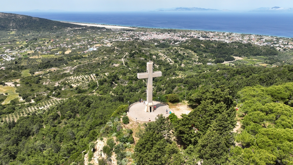 Veduta aerea del monastero e della grande croce sul Filerimos a Rodi