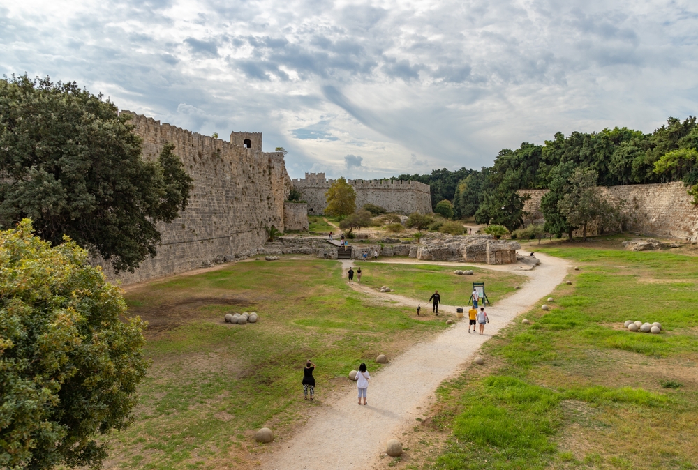 Il fossato e le mura intorno alla città vecchia di Rodi