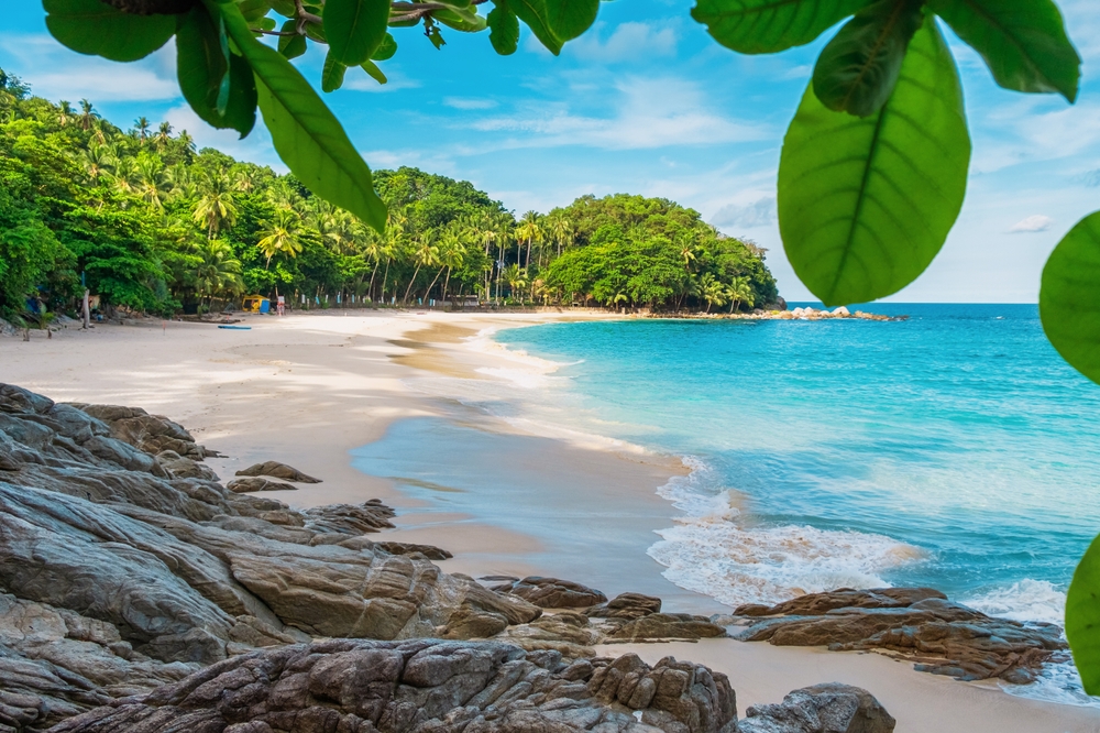 Freedom Beach a Phuket con palme e acqua turchese