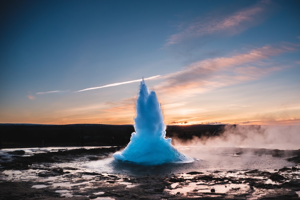 Il geyser Strokkur in eruzione a Geysir, sul Circolo d'Oro