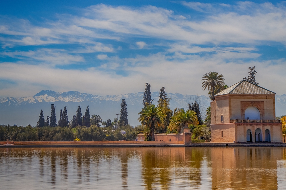 I Giardini della Menara a Marrakech con il padiglione e la catena dell'Atlante sullo sfondo