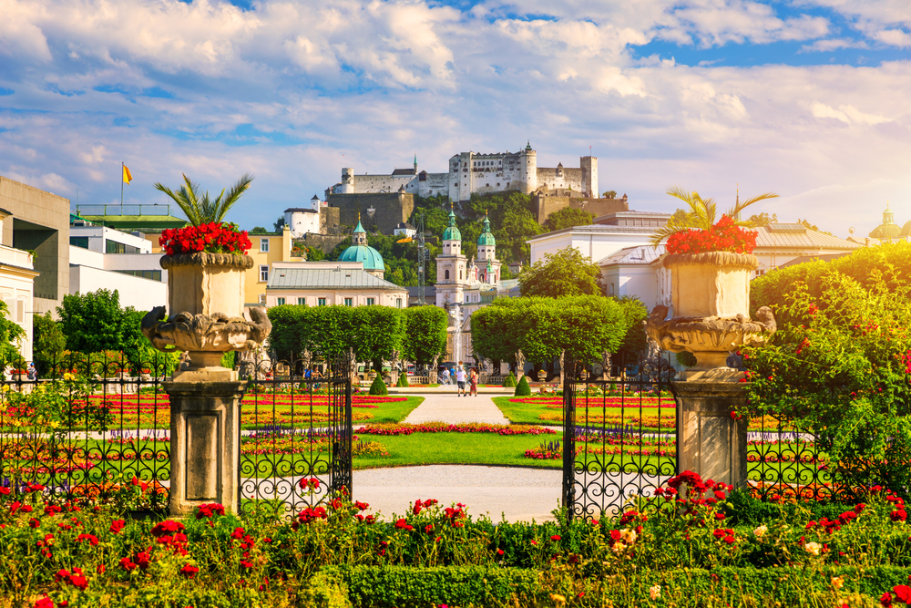 I Giardini Mirabell a Salisburgo con la Fortezza di Hohensalzburg sullo sfondo