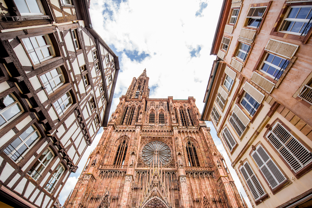 Via con case antiche e la cattedrale di Notre-Dame sulla Grande Île a Strasburgo