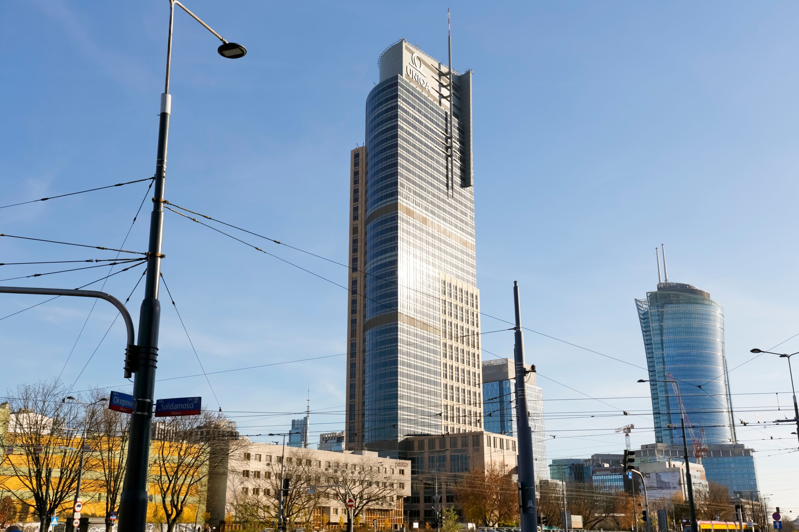 Un grattacielo moderno nel quartiere di Wola a Varsavia