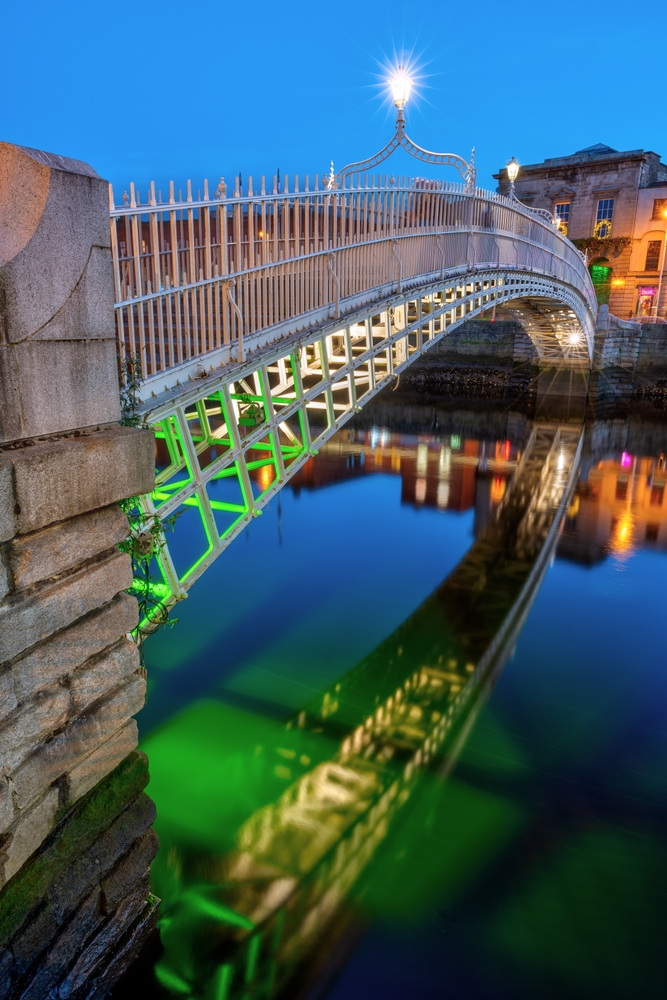 L'Ha'penny Bridge sul fiume Liffey a Dublino al tramonto
