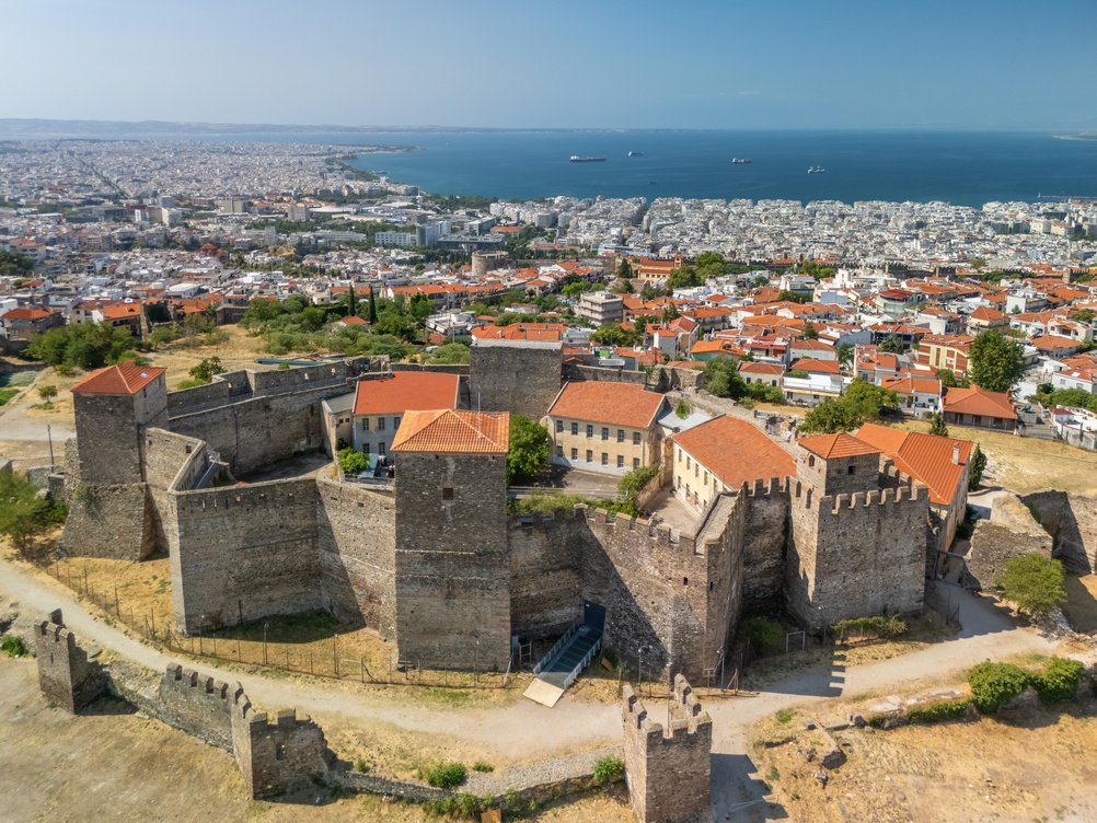 Foto aerea della fortezza di Heptapyrgio (Yedi Kule) e delle torri di Ano Poli a Salonicco