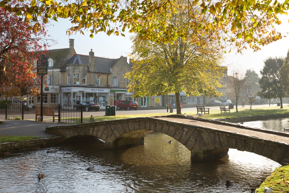 La High Street e il ponte sul fiume Windrush a Bourton-on-the-Water