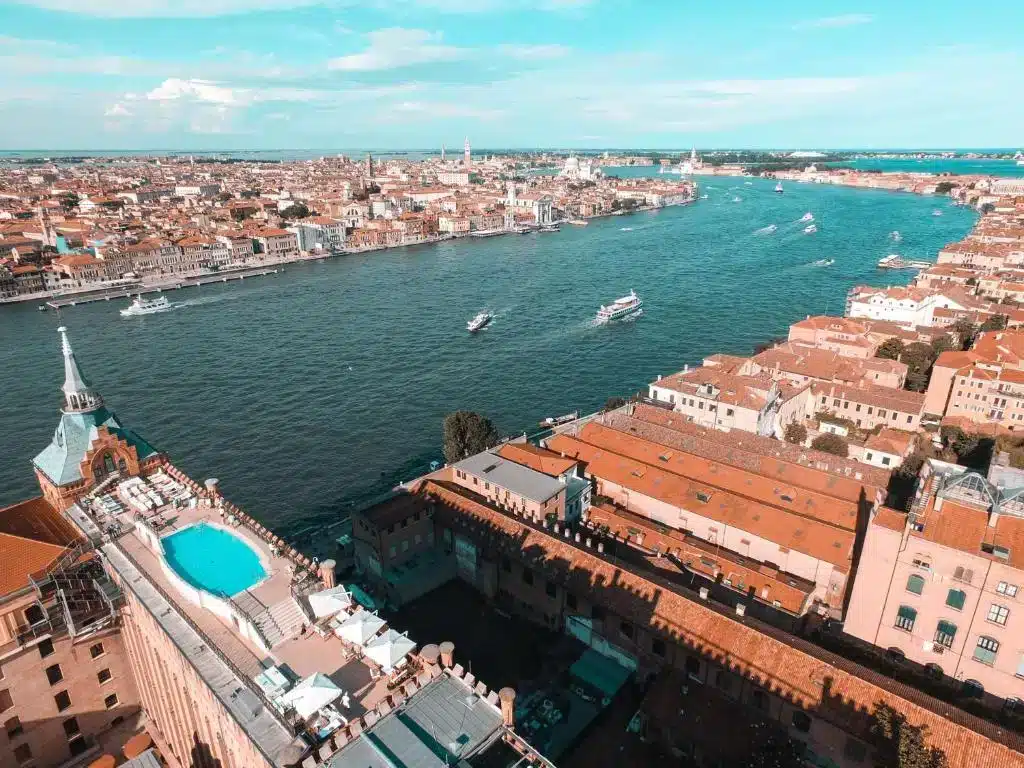 Hilton Molino Stucky, hotel con piscina sul tetto a Venezia
