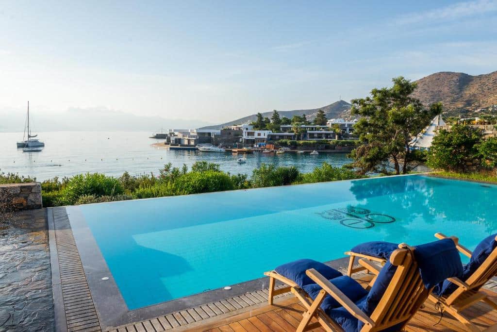 Hotel con piscina a sfioro a Creta
