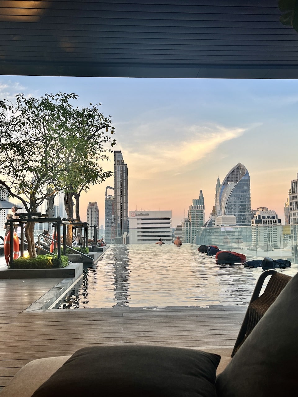 Hotel con piscina sul tetto a Bangkok