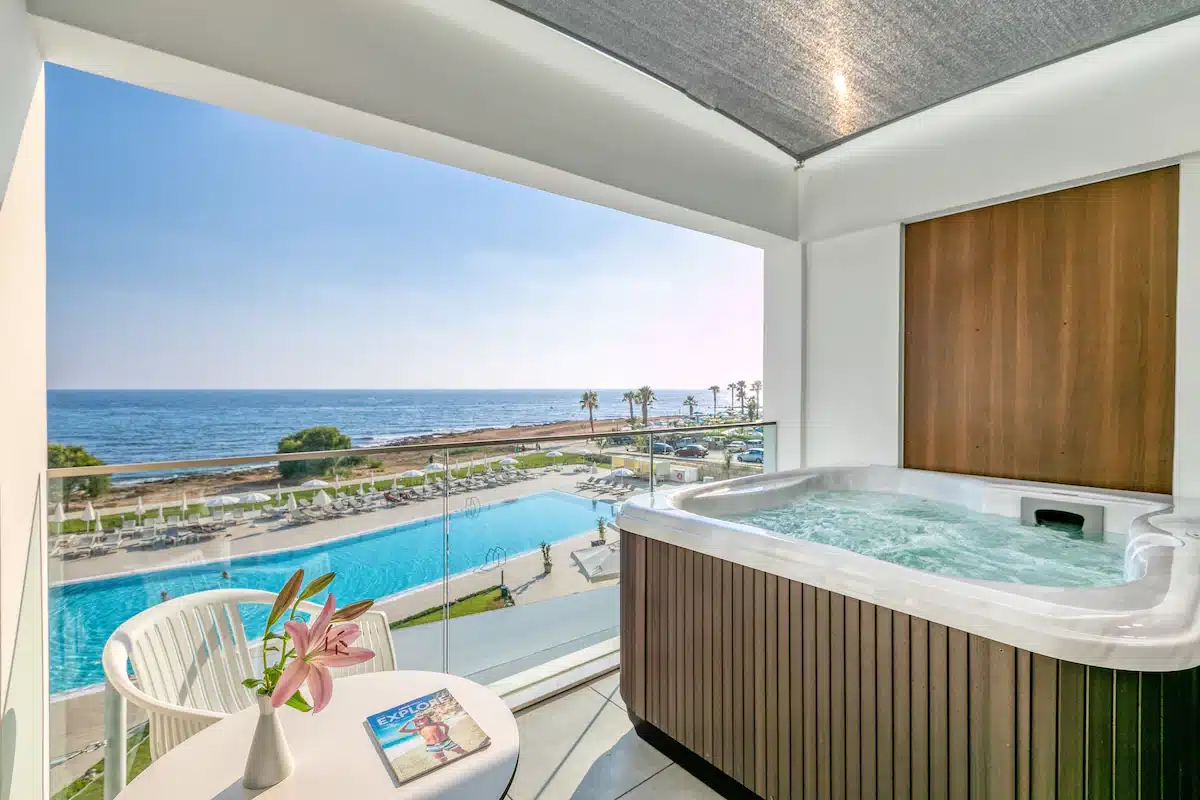 Hotel con spa a Pafo, suite con vasca idromassaggio privata sulla terrazza vista mare