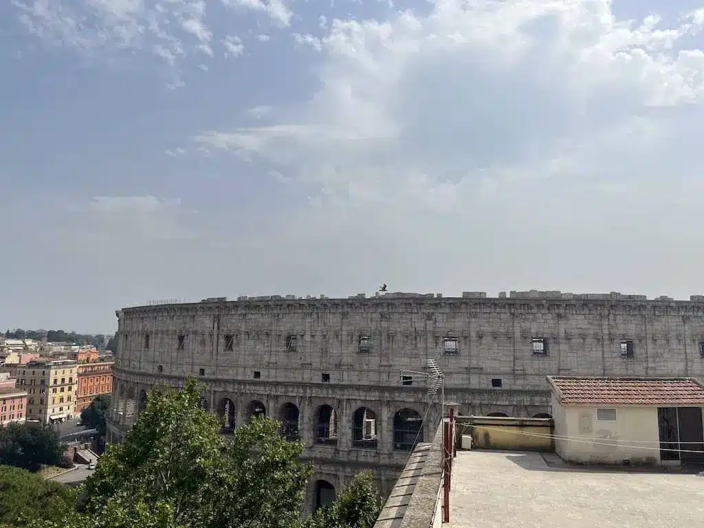 Hotel con terrazza sul tetto e vista sul Colosseo