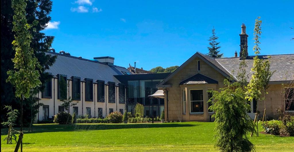 L'hotel Ness Walk con prato e alberi a Inverness