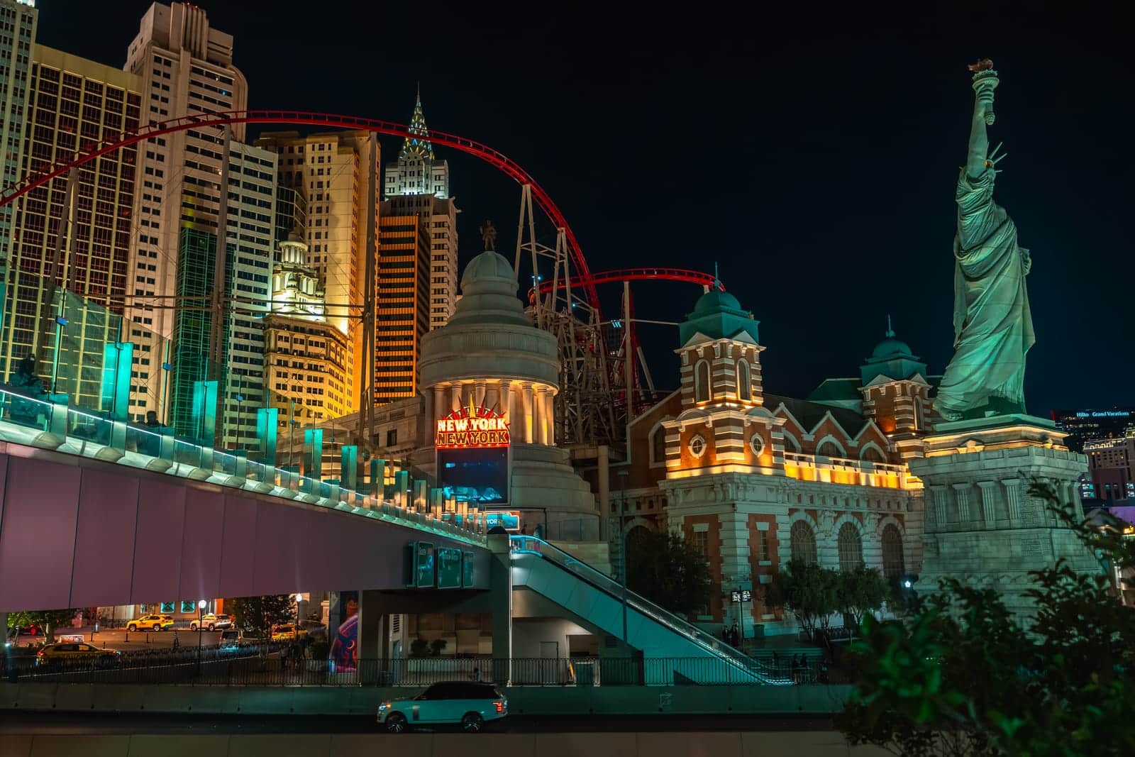 L'hotel New York-New York e la sua replica della Statua della Libertà illuminati di notte