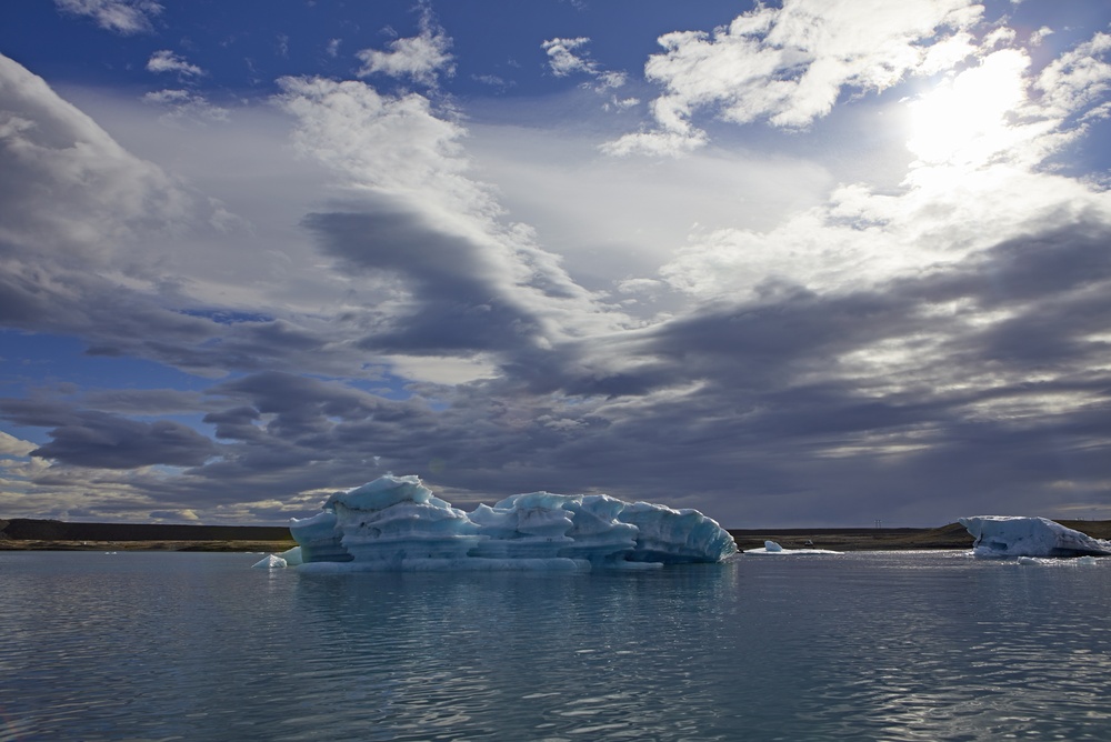 Iceberg nella laguna glaciale di Jökulsárlón ai piedi del Vatnajökull