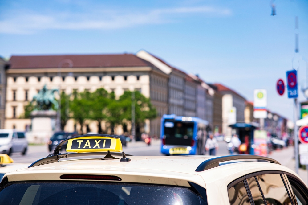 Insegna taxi su un'auto a Monaco di Baviera