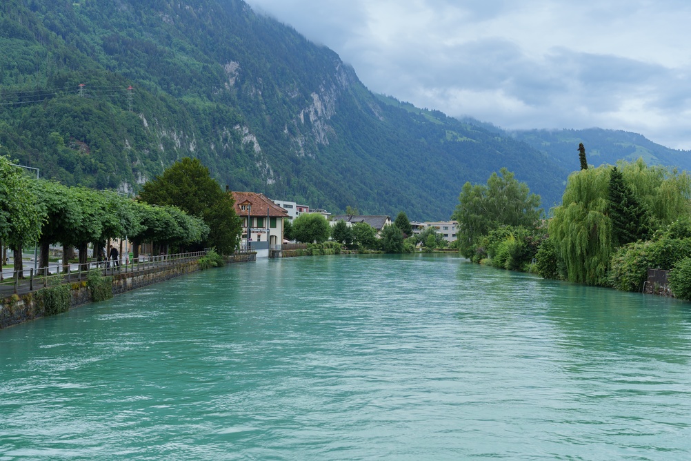 Interlaken West e il fiume Aare in Svizzera