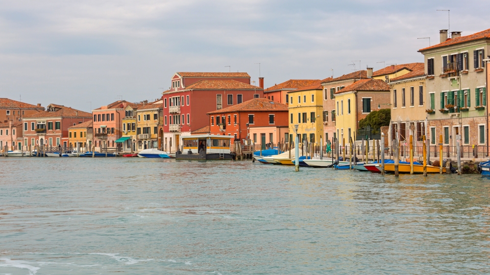 Case colorate lungo un canale a Murano, vicino a Venezia