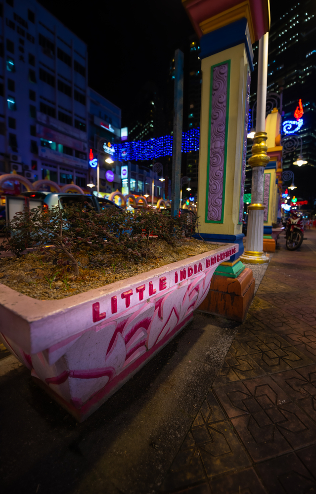 Jalan Tun Sambanthan nella Little India di Brickfields a Kuala Lumpur di sera