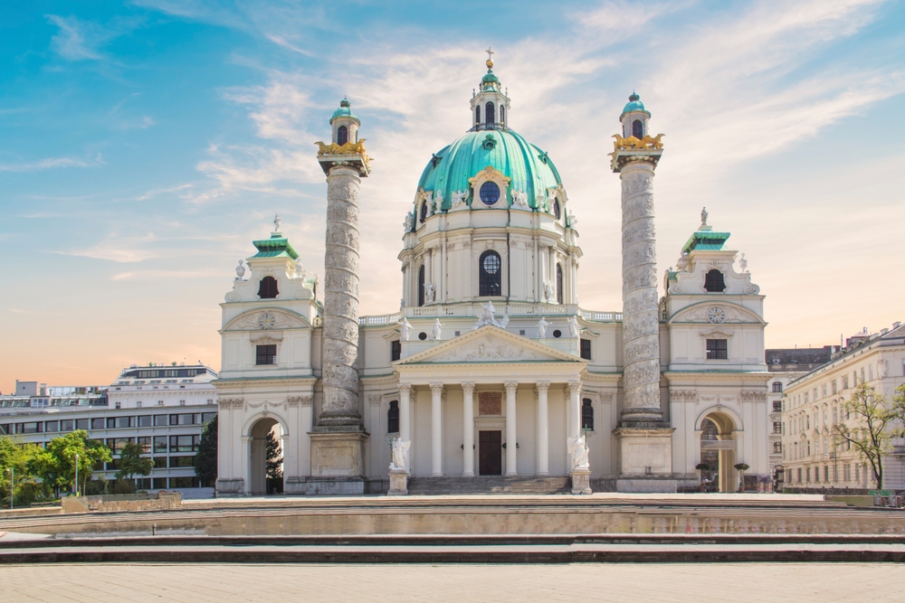 La Karlskirche sulla Karlsplatz a Vienna