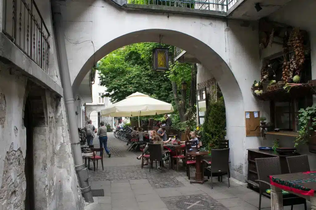 Kazimierz, la zona migliore per gli amanti della cultura e della vita notturna 🎭