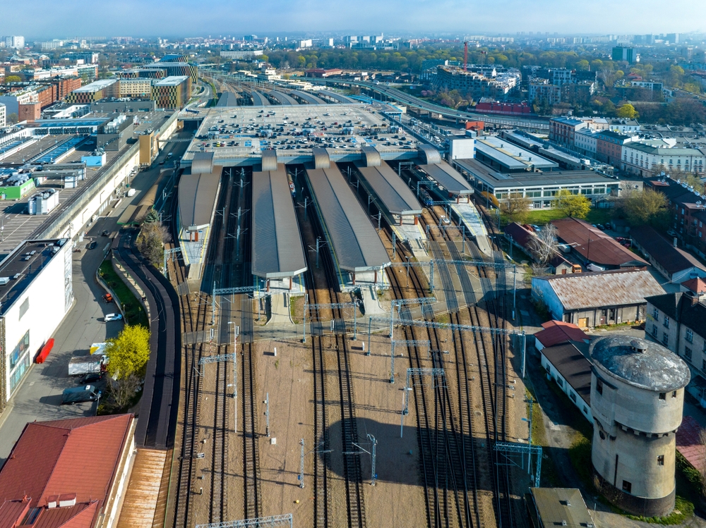 Kraków Główny, la stazione ferroviaria centrale di Cracovia, con i binari coperti