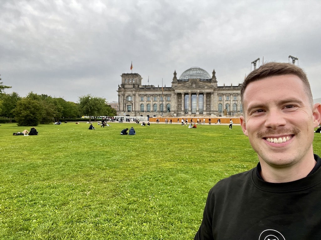 Kris davanti al Reichstag di Berlino