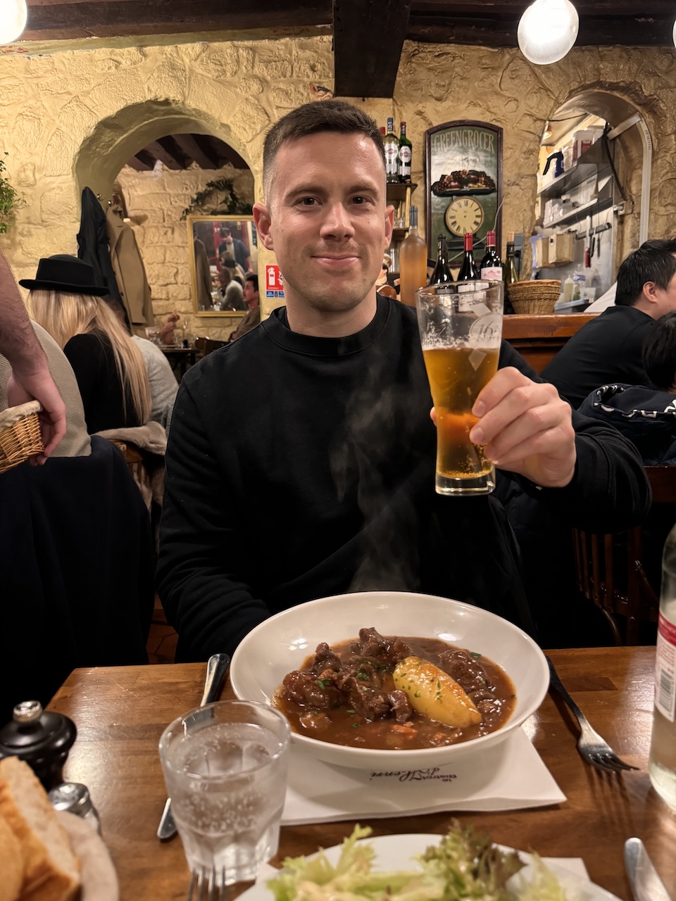 Kris di Destination Well Known in un ristorante di Parigi