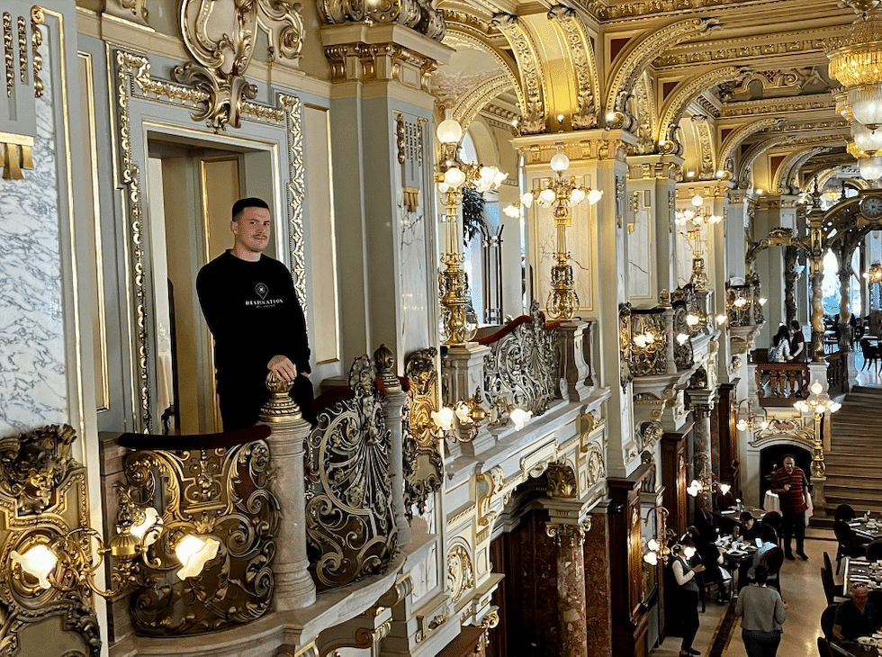 Kristoffer Fons di Destination Well Known in un hotel di Budapest