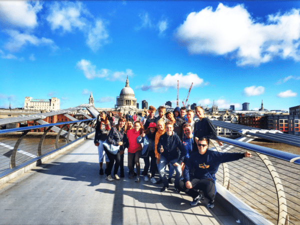Kristoffer Fons con un gruppo a Londra