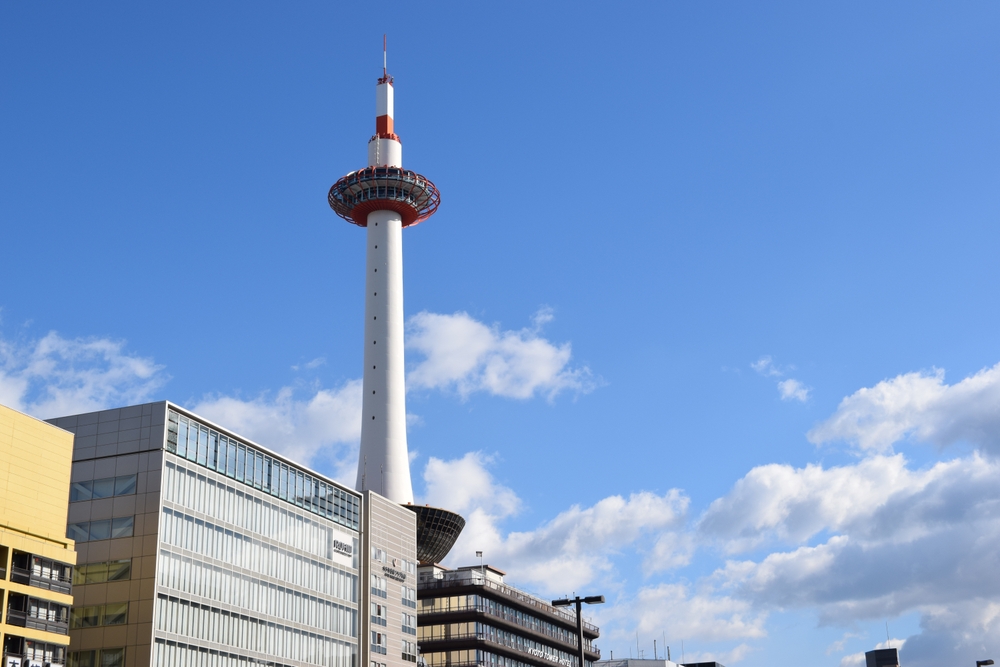 La Kyoto Tower vista dalla stazione di Kyoto