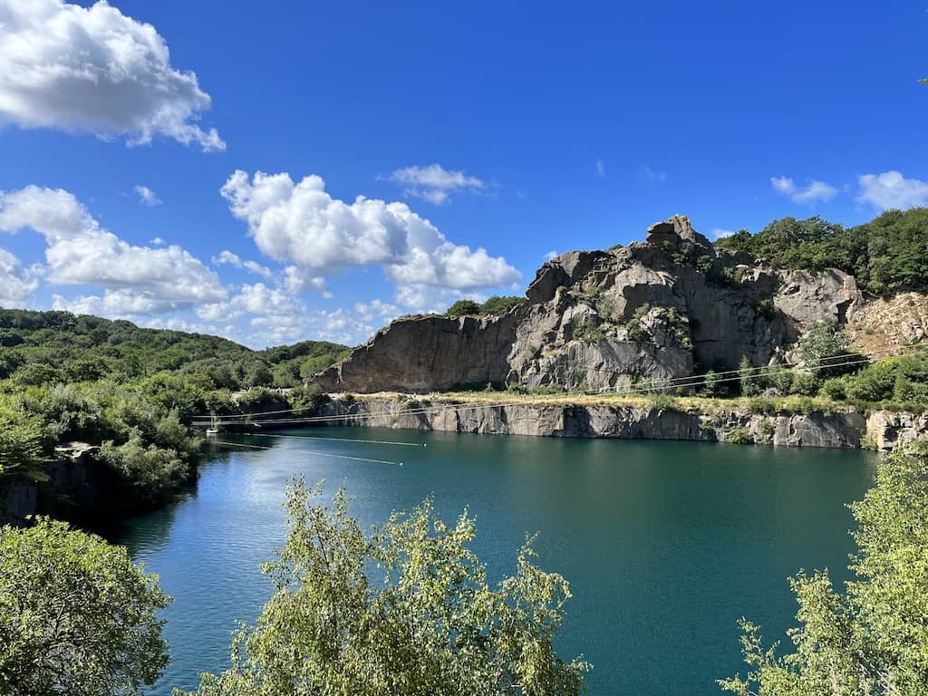 Opalsøen a Bornholm Lago di cava di Opalsøen e scogliere nel nord di Bornholm