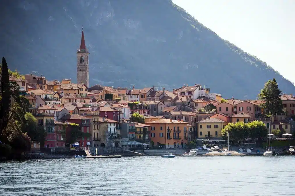 Il Lago di Como, nel nord Italia, è una zona bellissima.