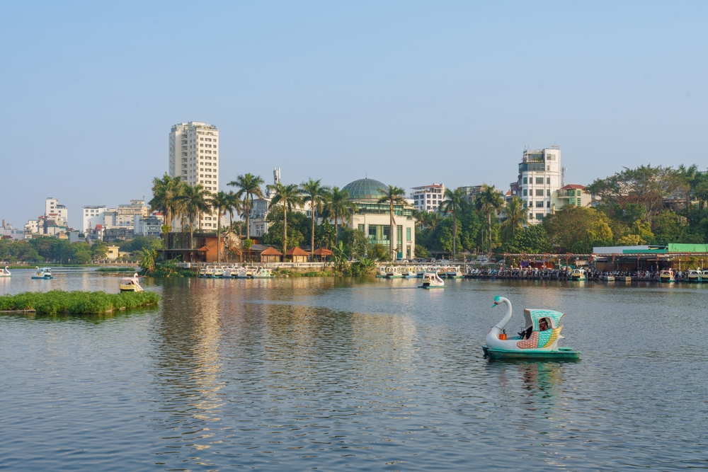 Il Lago Truc Bach a Hanoi con le case della città lungo la riva