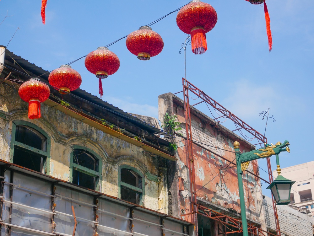 Lanterne rosse sopra Petaling Street a Chinatown, Kuala Lumpur