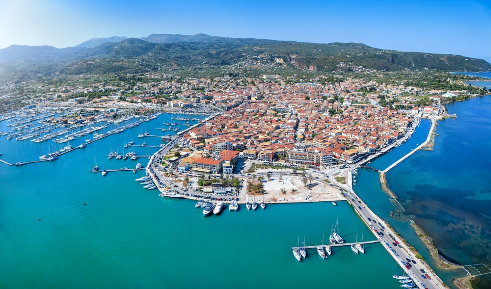 Veduta aerea di Lefkada città con la marina e il porto