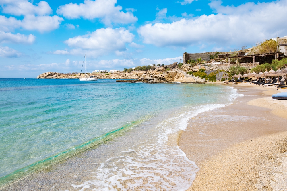 Lettini e ombrelloni su Paradise Beach a Mykonos