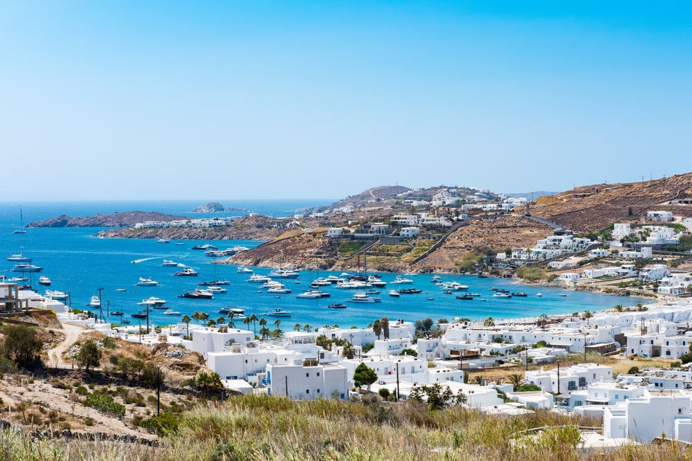 Lettini e ombrelloni sulla spiaggia di Ornos a Mykonos