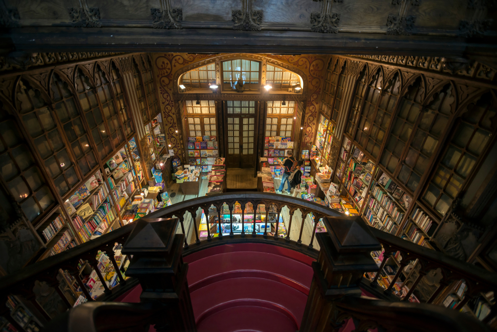 L'interno della famosa libreria Livraria Lello a Porto