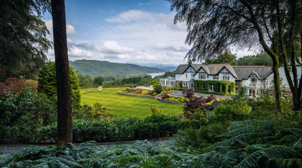 Il Linthwaite House Hotel visto oltre il prato e un piccolo laghetto tra gli alberi