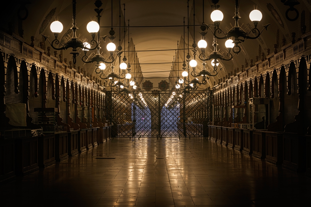 La lunga galleria all'interno del Mercato dei Tessuti Sukiennice in Rynek Główny a Cracovia