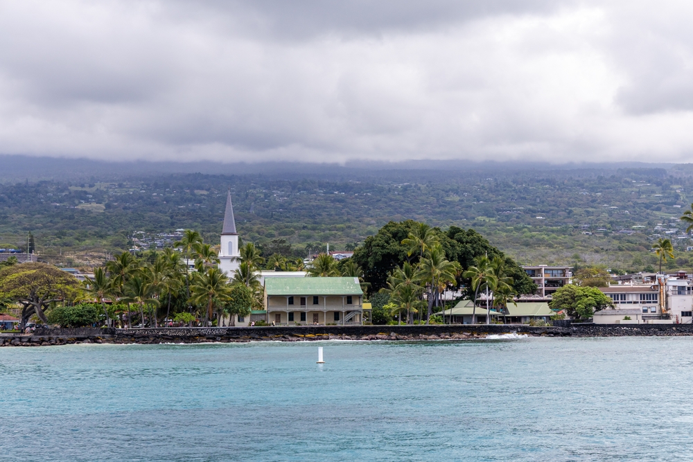 Il lungomare di Kailua-Kona con palme e una chiesa