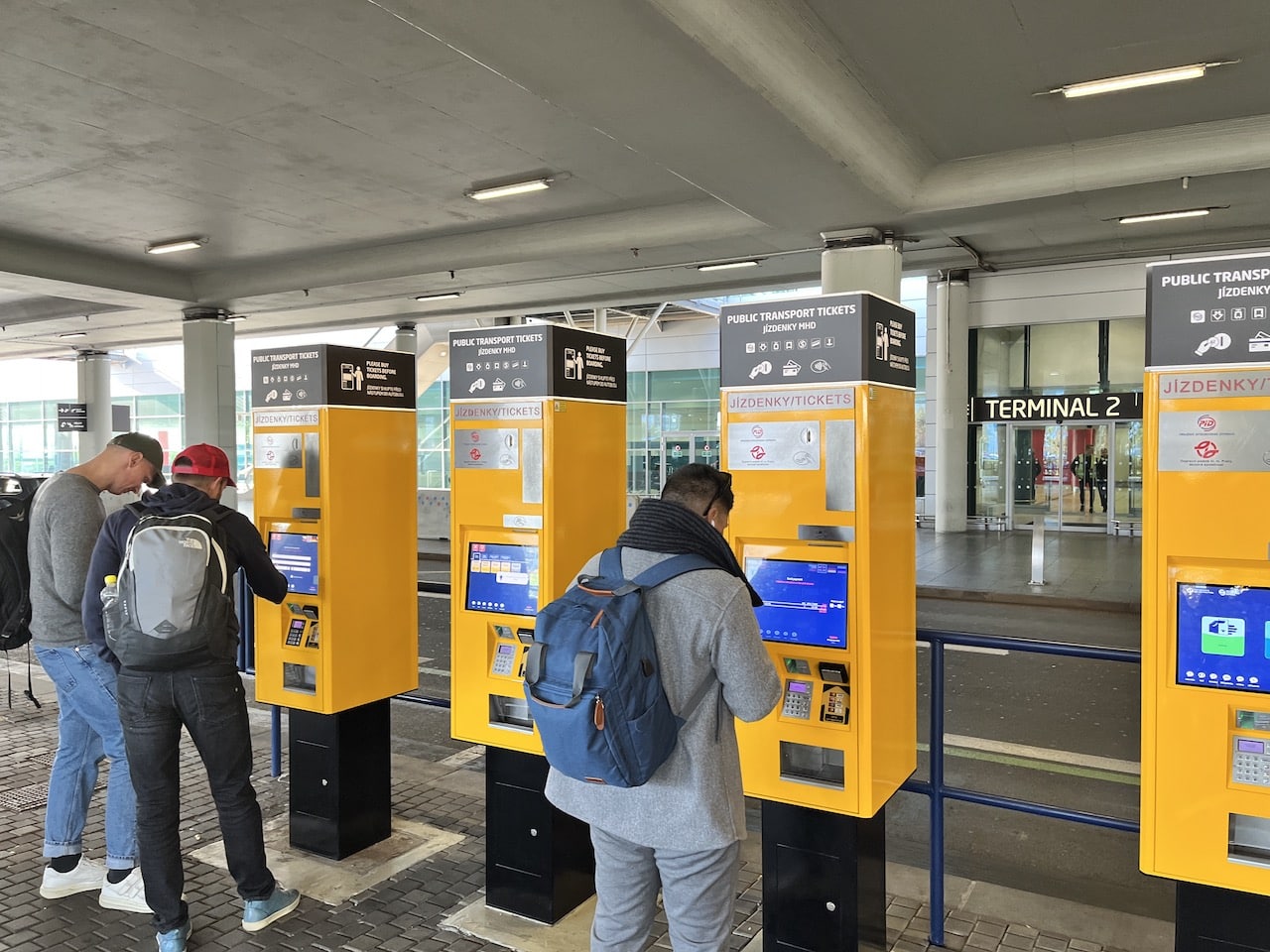 macchinette per i biglietti dei mezzi pubblici all'aeroporto di Praga